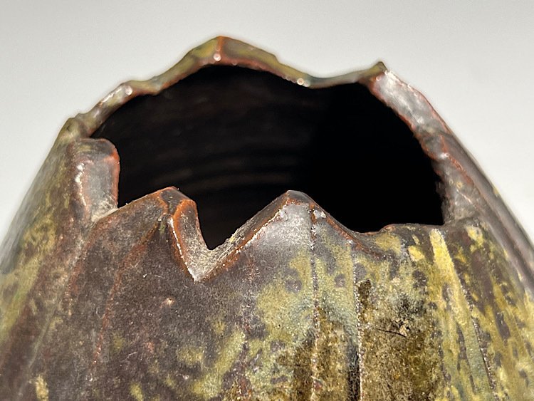 Vase - Bizen Ware Mount Fuji - Shaped Vase with Artist’s Mark - Japan (No reserve price) #3.2