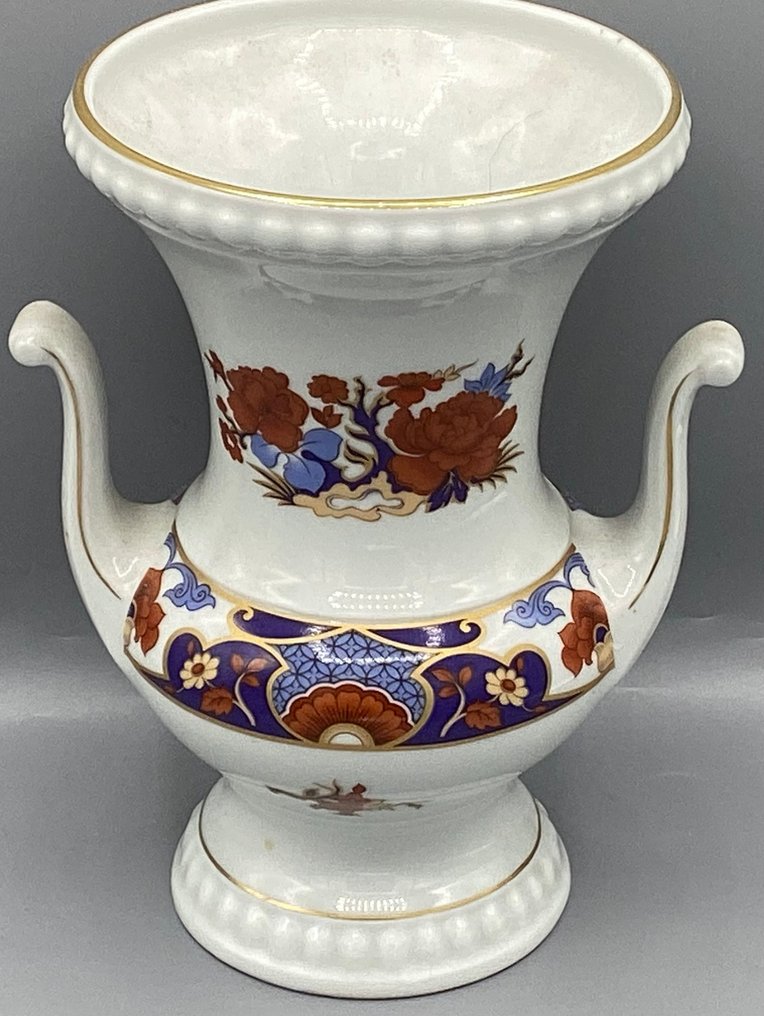 Bareuther & Co., Waldsassen (Baviera, Germania) - Oggetto di gusto eclettico, decoro Imari in chiave tedesca tradizione e stile Art Déco - Vase -  Glass with a balustrade body, a circular foot with sinuous handles, and a flared rim with a beaded  - Porcelain - Numbered model 151 #1.0