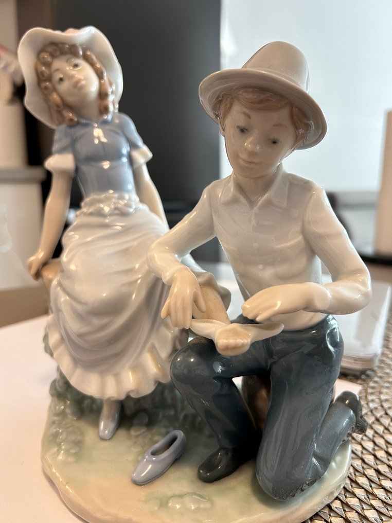 Nao by Lladró - Lladró - 塑像, A boy bandaging a girl's leg - 22 cm - 瓷 - 1978 #4.3