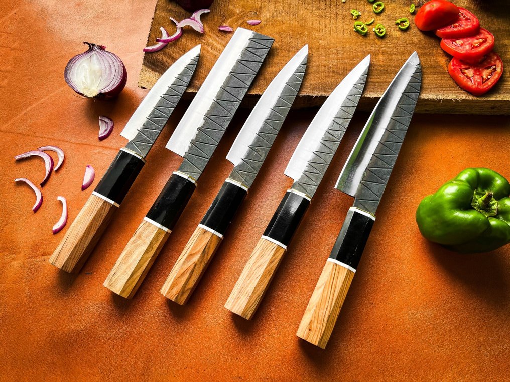 Bestik sæt (5) - Håndlavet knivssæt i rustfrit stål til kokke: Epoxyharpiks og stærke olivetræshåndtag, sortnede - Smedede kokkeknive #1.0