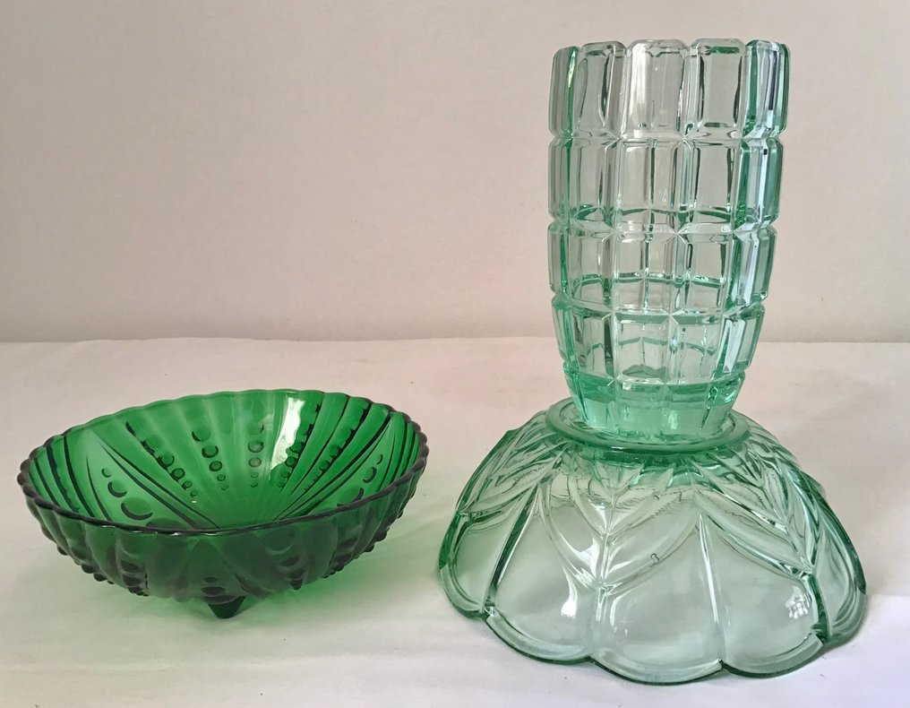 Trio van groene glazen objecten - Vase - Two bowls in green pressed glass. #4.3