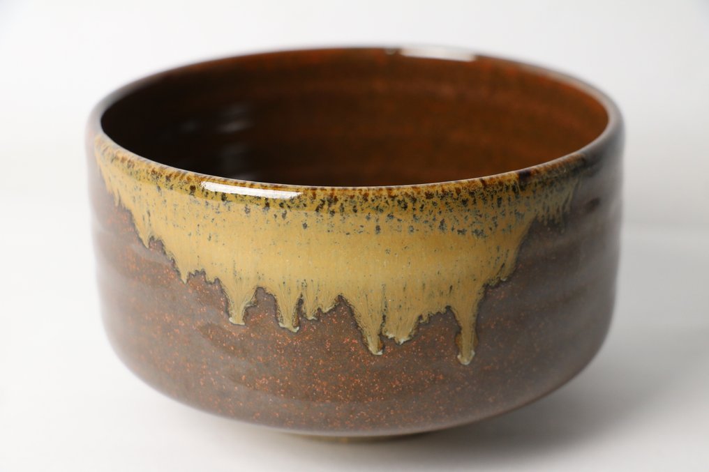 带有黄色似熔岩釉面和棕色主体的动态日本茶碗 - 瓷 - 日本 - 1900-2000 #1.0