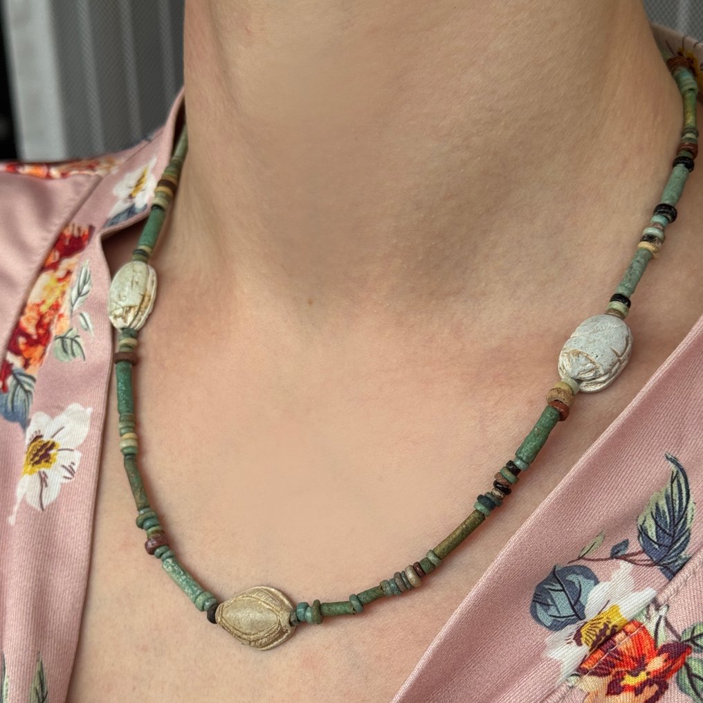 Égypte ancienne Faience, Stéatite, Pierre Collier égyptien ancien avec trois scarabées rares en stéatite et perles de faïence, circa 1700–1100 #1.0