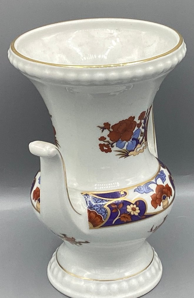 Bareuther & Co., Waldsassen (Baviera, Germania) - Oggetto di gusto eclettico, decoro Imari in chiave tedesca tradizione e stile Art Déco - Vase -  Glass with a balustrade body, a circular foot with sinuous handles, and a flared rim with a beaded  - Porcelain - Numbered model 151 #1.0