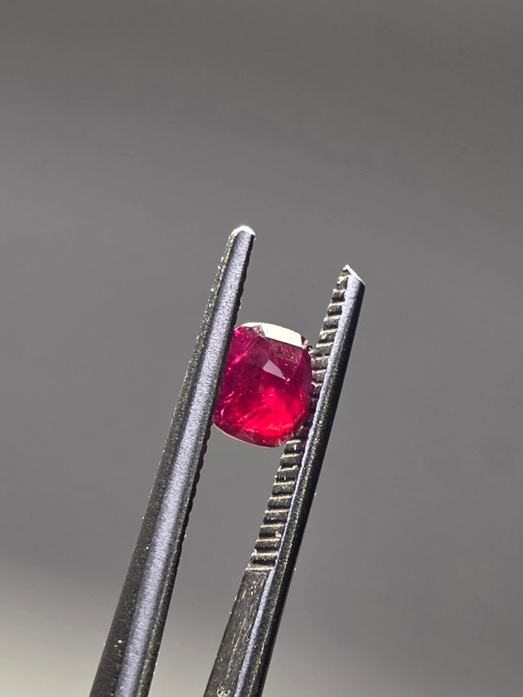 Nincs minimálár - 1 pcs Piros, Ibolya Rubin - 0.82 ct - Antwerpeni Drágakővizsgálati Laboratórium (ALGT) #3.2