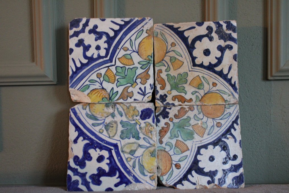  Tile (4) - 17th-century four-pass with fruits and palmettes. - 1600-1650 - Vierpas  #1.0