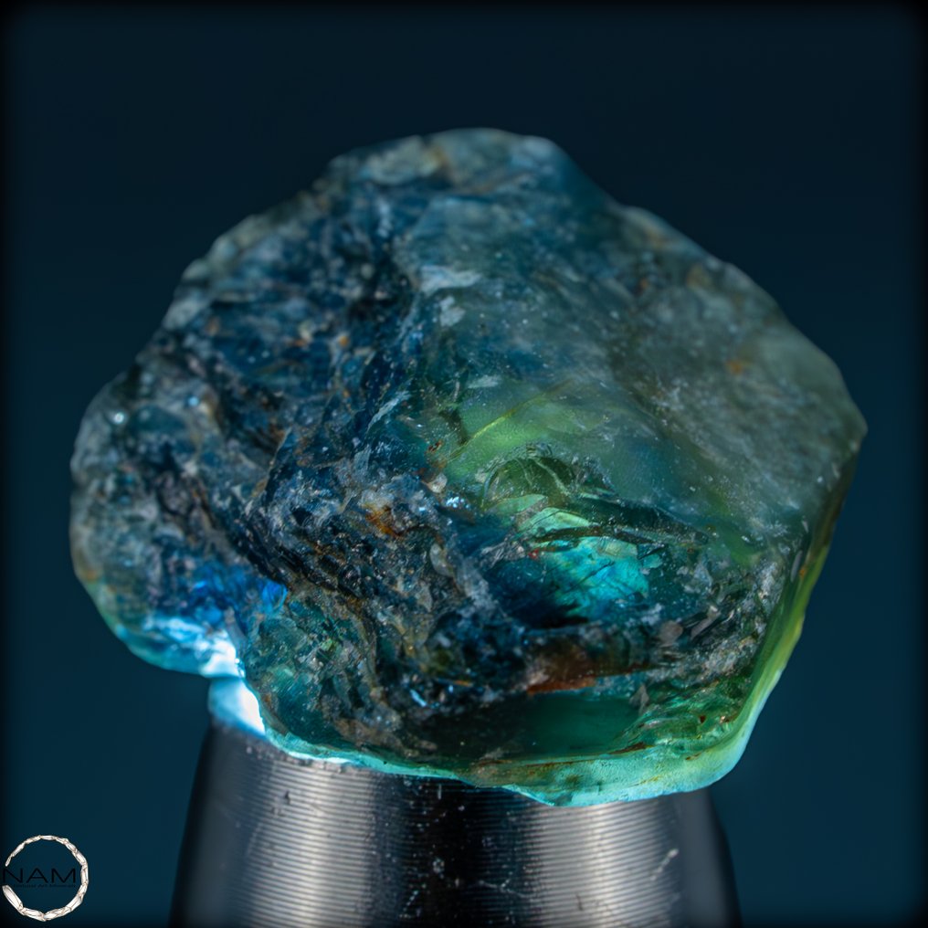 Όμορφο, πολύ σκούρο μπλε κρύσταλλο ζαφείρι. Ανεπεξέργαστο / Μη θερμασμένο 28,45 καράτια, από την Κένυα.- 5.69 g #1.0