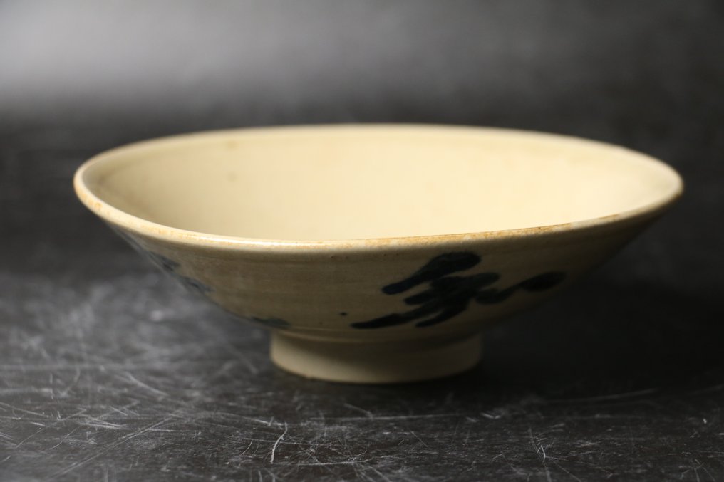 Κύπελλο τσαγιού με πόδι και καλλιγραφία - επικάλυψη σεληνιακού χρώματος σε βάση βάθρου. - Κεραμικό - Ιαπωνία - 1900-2000 #1.0