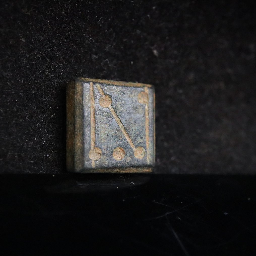 Βυζαντινό χάλκινο βάρος εμπορίου με το γράμμα Ν (Νυ) και πέντε κουκκίδες. - Ευρώπη #2.1