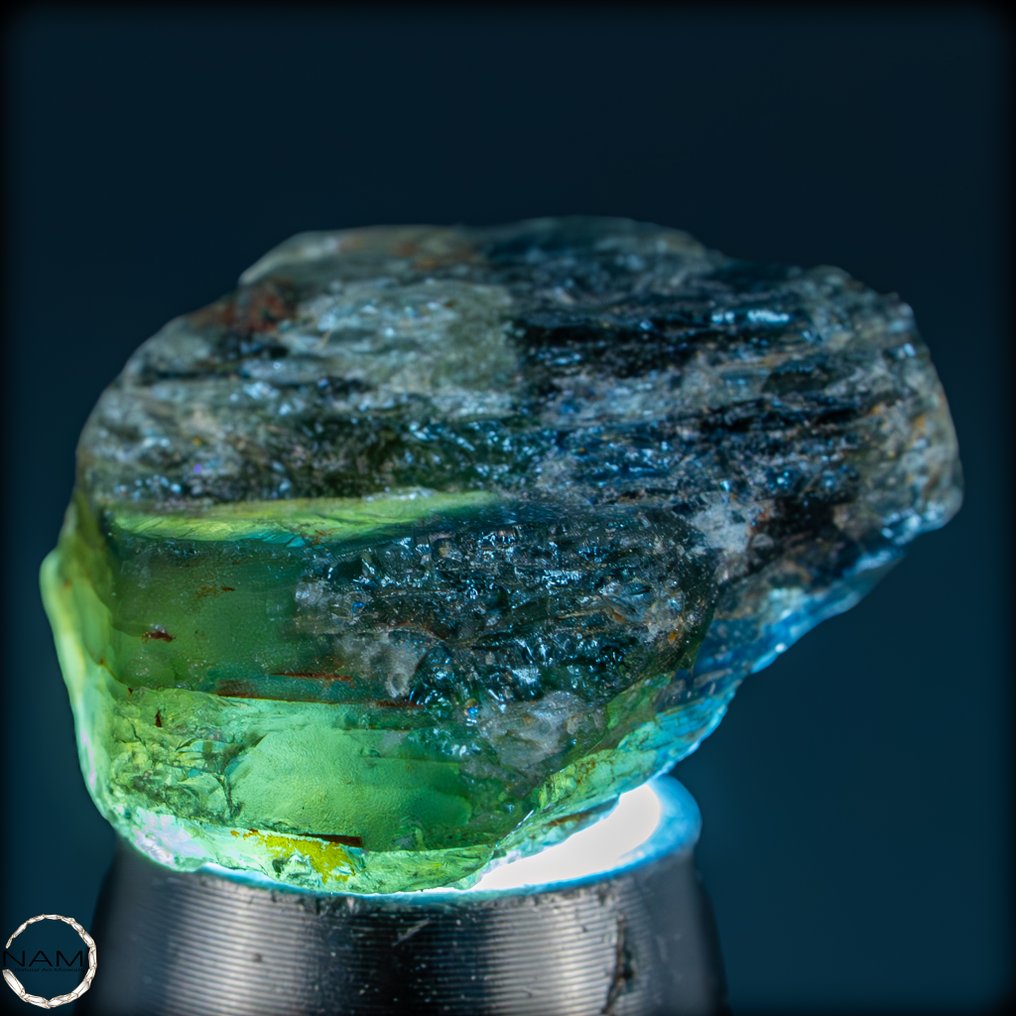 Όμορφο, πολύ σκούρο μπλε κρύσταλλο ζαφείρι. Ανεπεξέργαστο / Μη θερμασμένο 28,45 καράτια, από την Κένυα.- 5.69 g #1.0