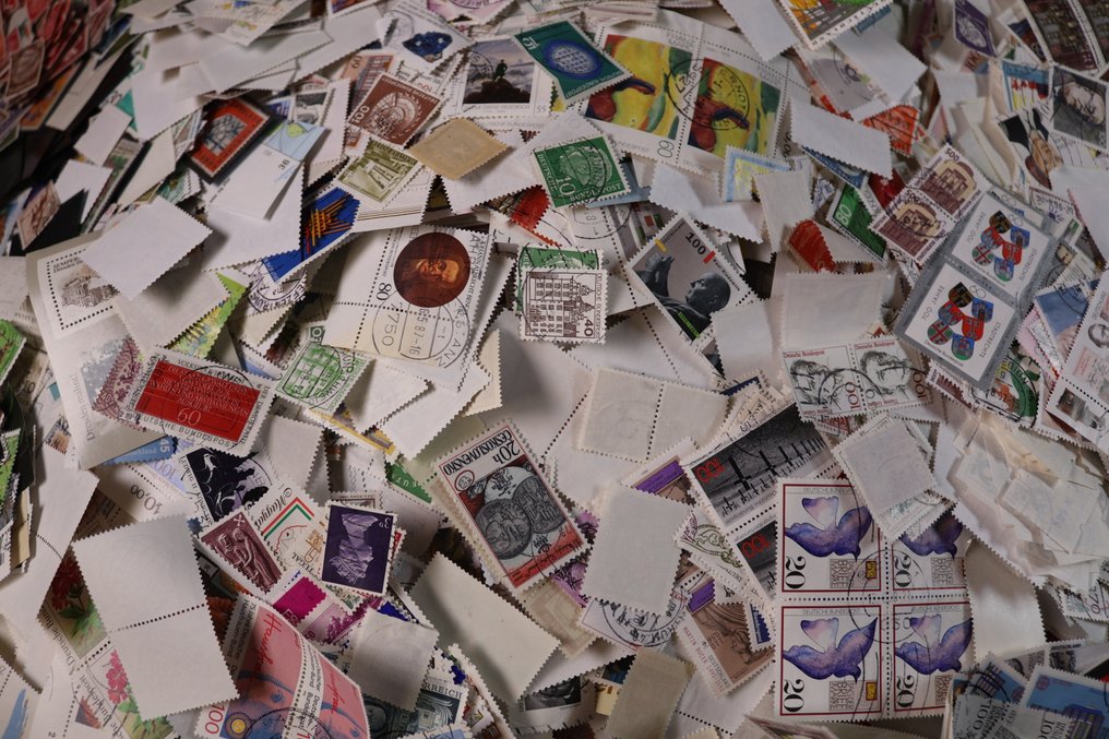 Germany 1910/2013 - Large collection of approximately 75,000 stamps in a moving box. #3.2