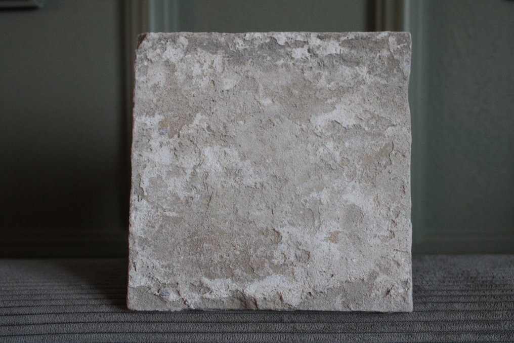  瓷磚 - 带有雕刻格子图案的花朵，像一个小枕头 - 1750-1800 - Driebloem  #4.3