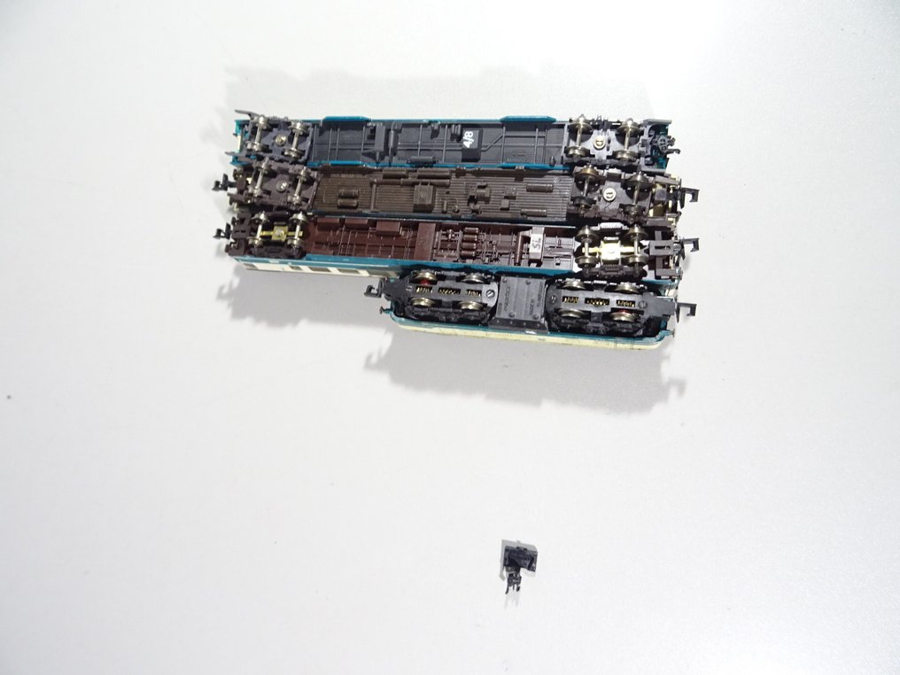 Fleischmann, Minitrix, Arnold Rapido N - 2054 - Locomotora diésel (1) - Locomotora diésel BR 218 y tres vagones en turquesa de la DB. - DB #2.1