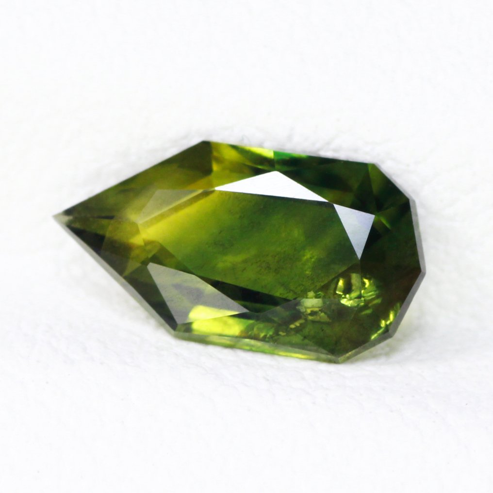 χωρίς τιμή ασφαλείας - 1 pcs Πράσινο, Κίτρινο Ζαφείρι - 1.35 ct - Διεθνής Ένωση Έγχρωμων Πολύτιμων Λίθων (ICA GemLab) - AAA Fine Bullet Cut #3.2