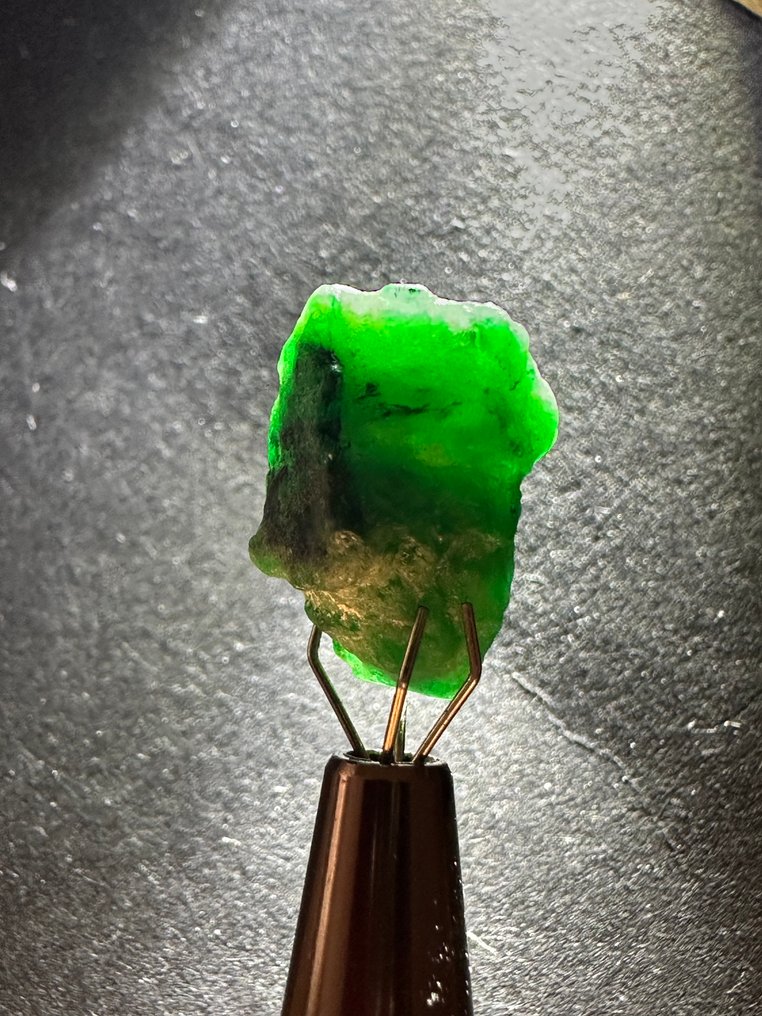 Szmaragd Szybko. 14,60 karatów. Najlepszy zielony, ogromny szmaragdowy kryształ. 100% wyjątkowy okaz! - Wysokość: 17 mm - Szerokość: 11 mm- 2.92 g #3.2