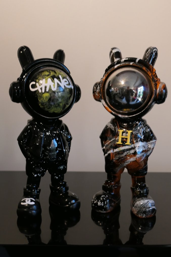 Rich'ART - Lot de 2 astronautes Chanel et Hermès en version "cool" #2.1