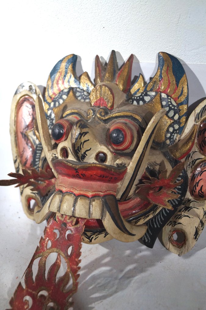 Rangda/Barong-maskit pitkällä nahkavartalolla. - Indonesia - 1900-luku #3.2