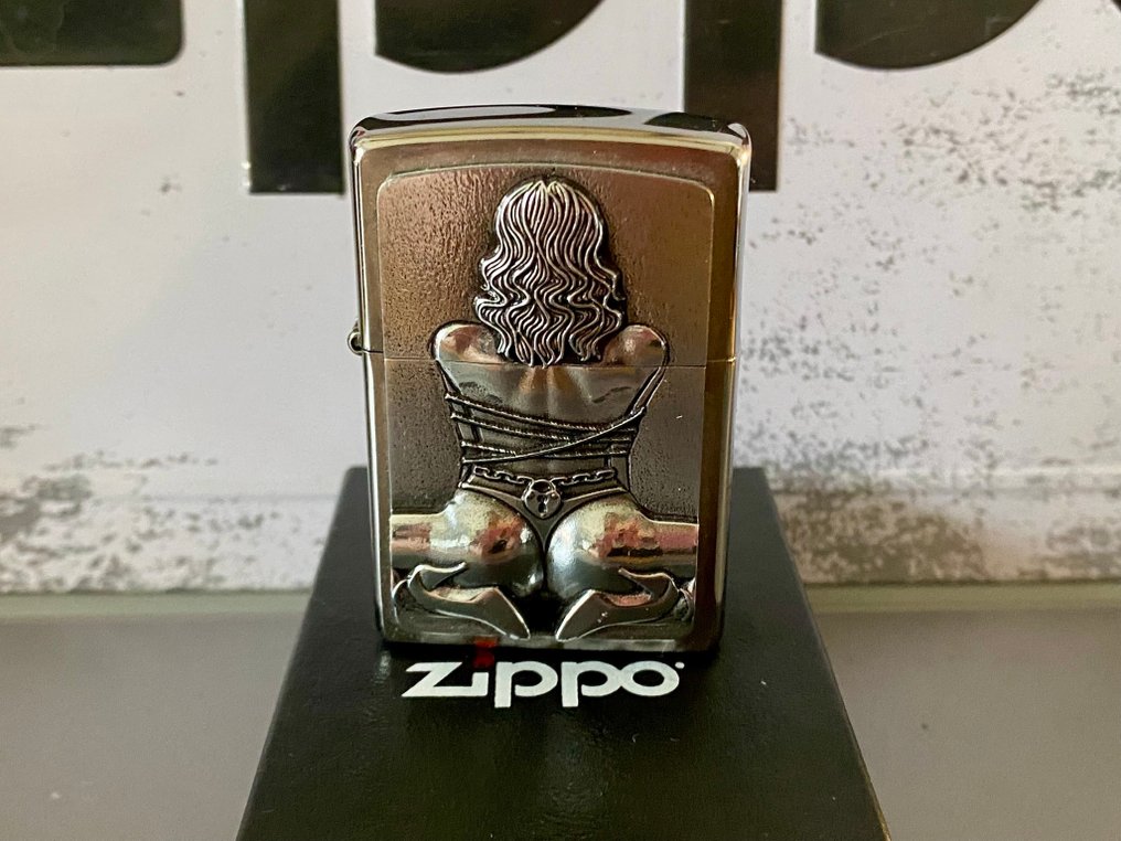 Zippo - SEXY - DOS DE FEMME FESSES ET TALONS - RELIEF - Ingen mindstepris - Lighter - Stål (rustfrit), Messing #4.3