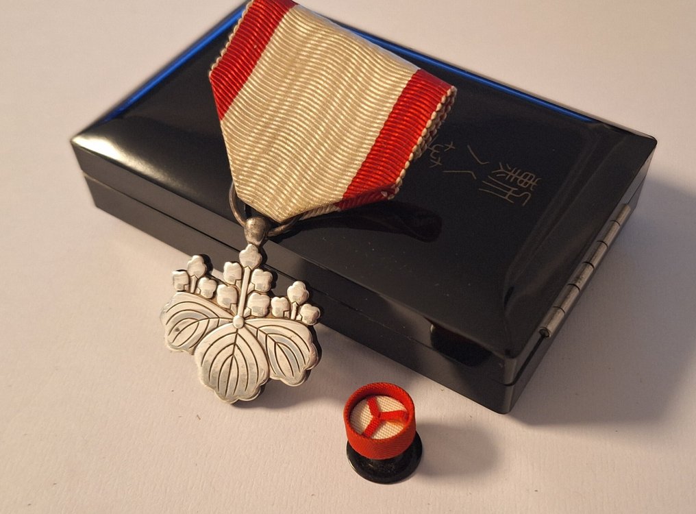 日本 - 陆军/步兵 - 奖章 - Silver Japanese Order of the Rising Sun 8th class with ribbon, badgepin and lacquered special box #1.0