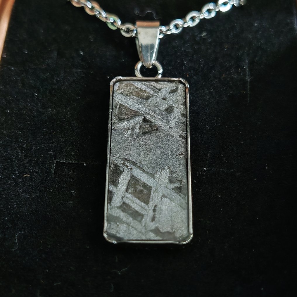 Colgante de acero y meteorito con cadena de acero inoxidable Meteorito de hierro - Altura: 36 mm - Ancho: 11 mm - 2.72 g - (1) #1.0