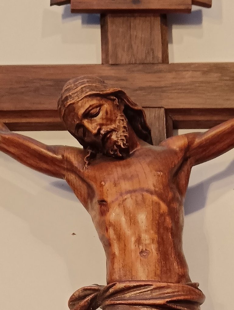 Grödener Holzschnitzerei - Scultura Gardenese - Ingenuin Demetz - Da Pilat - Statuetta intagliata, Kruzifix mit Engelsköpfen und INRI Inschrift - 67 cm - Tiglio, Quercia #1.0