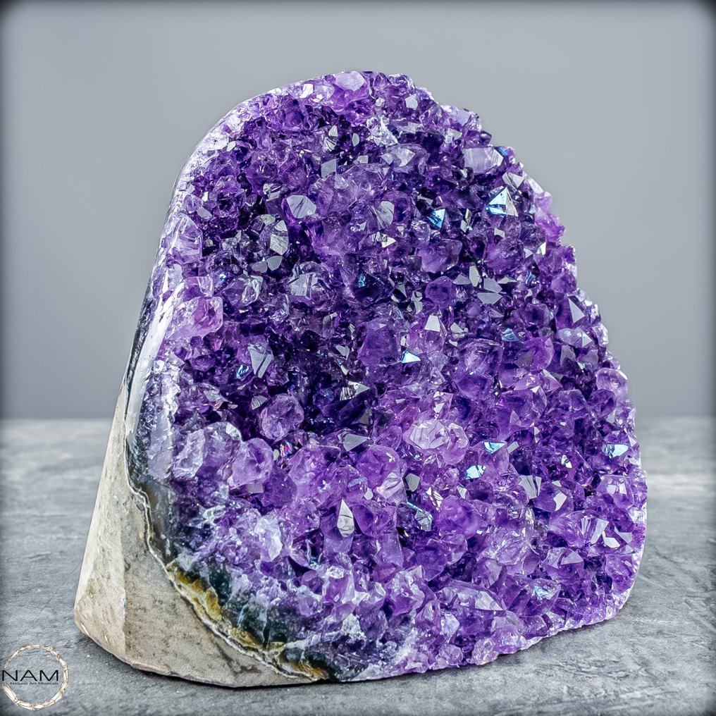 紫水晶簇配以罕见的方解石晶体——令人印象深刻的自然艺术品,充满深度、光泽和魅力。 紫色水晶华彩- 782.16 g #2.1
