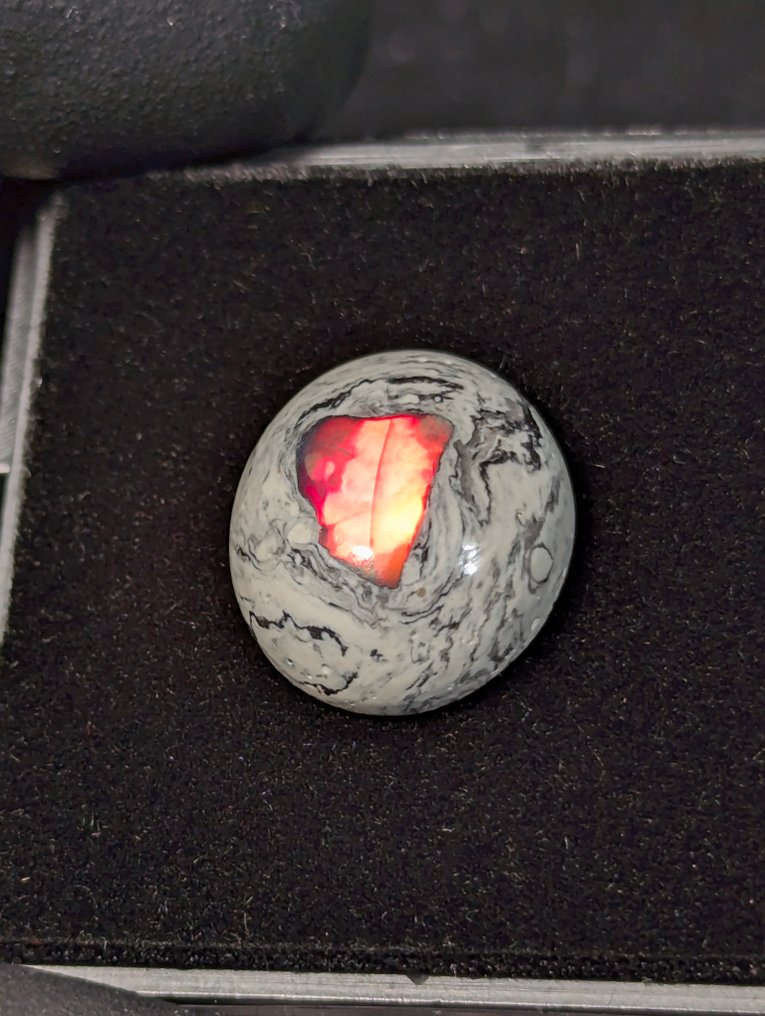 6.68 ct - Φυσικός μεξικανικός όπαλος σε μήτρα, όμορφο παιχνίδι χρωμάτων. Καμπουσόν - Ύψος: 15 mm - Πλάτος: 13 mm- 1.34 g - (1) #2.1