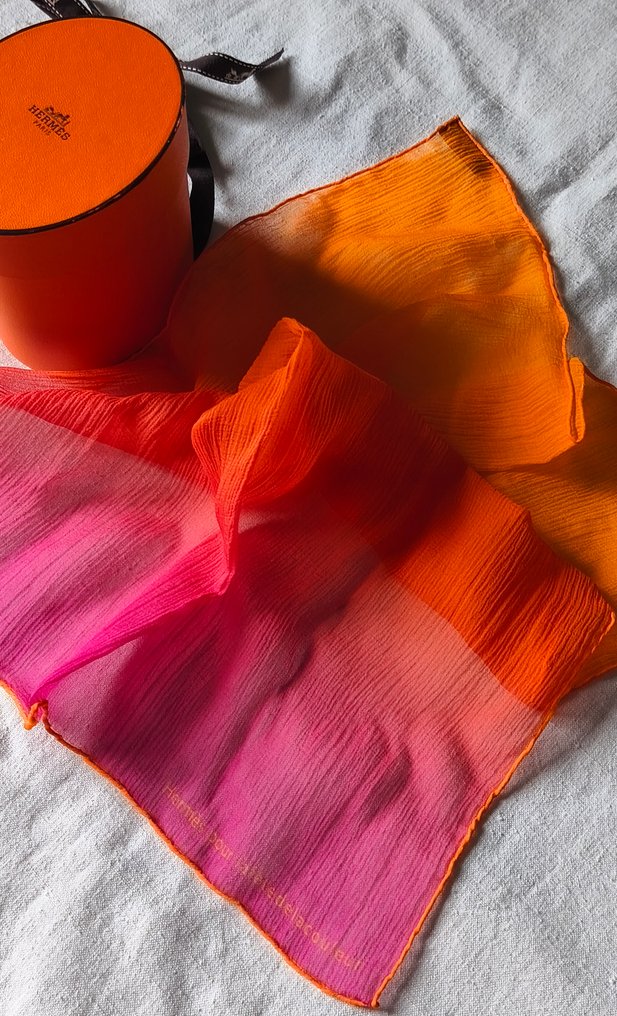 Hermès - HERMÈS POUR LA FÊTE DE LA COULEUR. Édition spéciale. Gavroche - Φουλάρι #1.0