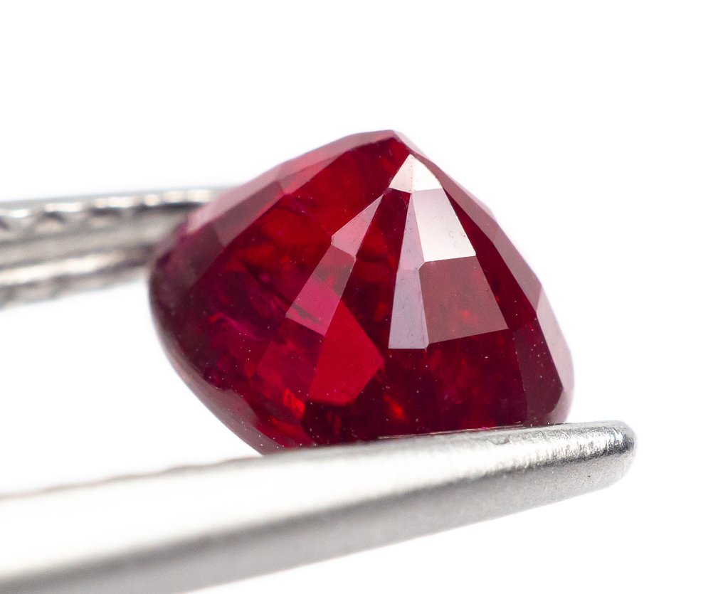 Nincs minimálár Rubin - 1.28 ct - Bellerophon Gemlab - Mélyvörös (Mozambik) #3.2