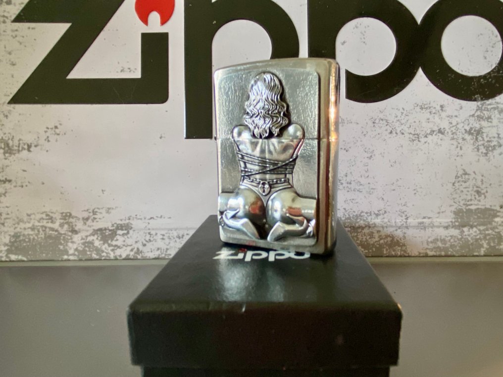 Zippo - SEXY - DOS DE FEMME FESSES ET TALONS - RELIEF - Ingen mindstepris - Lighter - Stål (rustfrit), Messing #1.0
