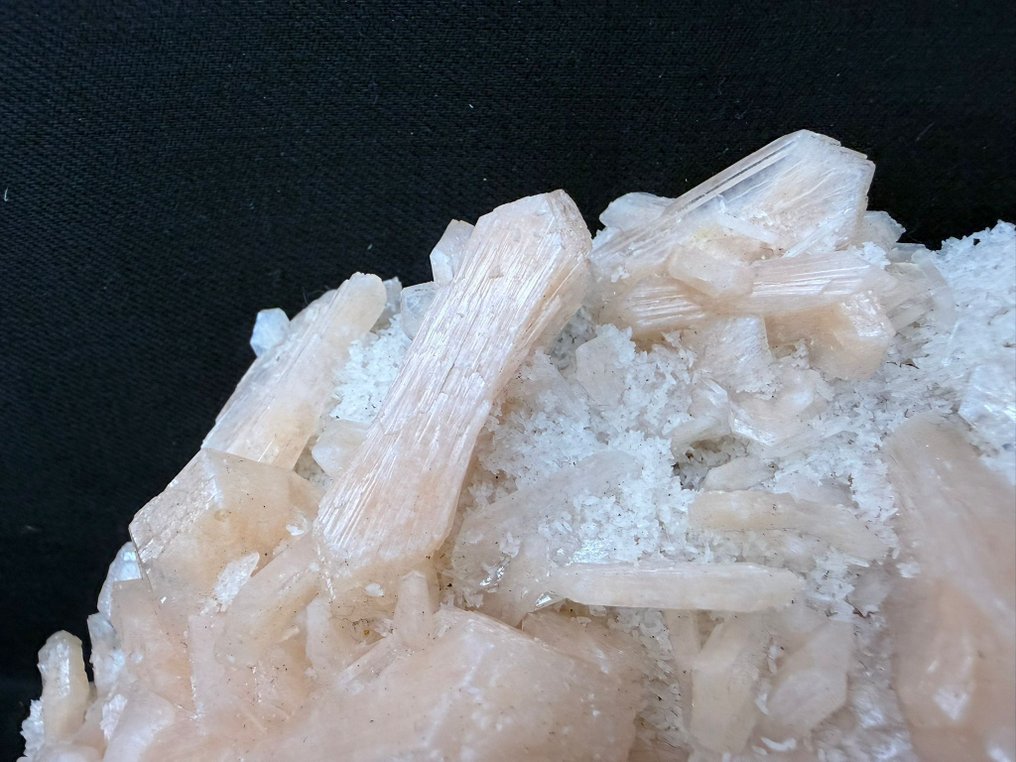 Upeat suuret Stilbite-kristallit kvartsin kanssa. Näytekappale - Korkeus: 17 cm - Leveys: 14.5 cm- 1105 g #2.1