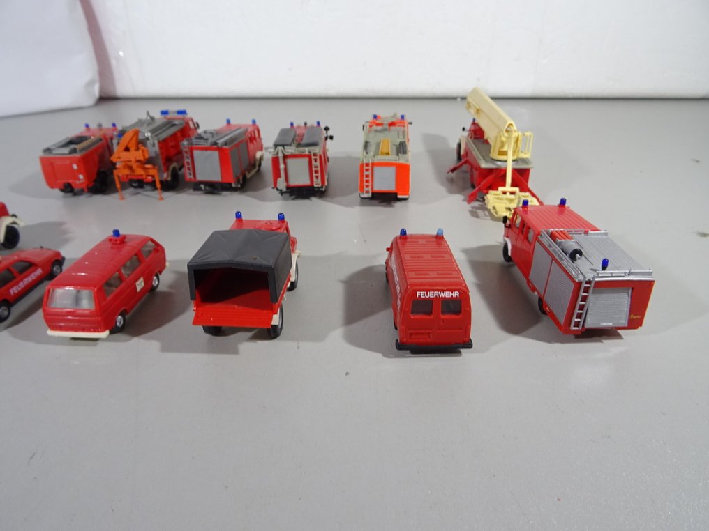 Diverse, Wiking H0 - Modele pojazdów kolejowych (12) - Pożarnicze pojazdy i przyczepy, zestaw 12-częściowy. #4.3