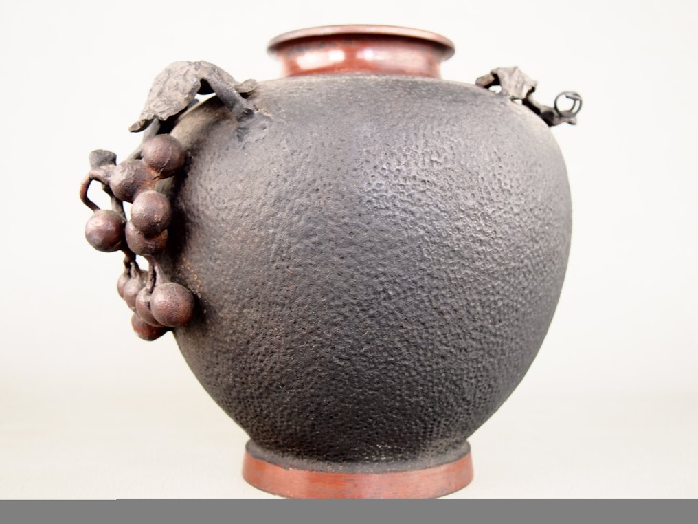 Vase - Bronze, Relief sculpture vase with a grape motif - Murata Seimin - Japan - Meiji period (1868-1912) #3.2