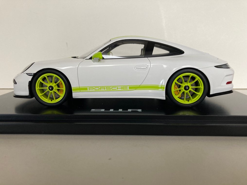 Spark 1:18 - 模型車 - Porsche 911 R - 全球限量500件，收藏于防尘展示柜中。 #2.1