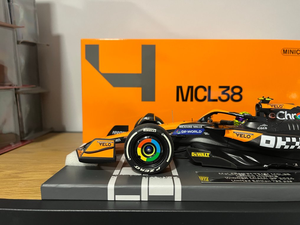 Minichamps 1:18 - Modell racerbil - McLaren MCL38 - Lando Norris Winner Miami GP 2024 - Minichamps Begrenset utgave 732 stk #1.0