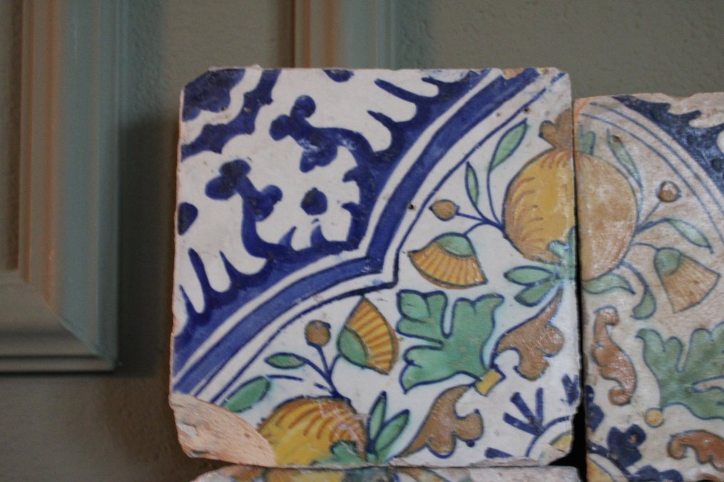  Tile (4) - 17th-century four-pass with fruits and palmettes. - 1600-1650 - Vierpas  #1.0