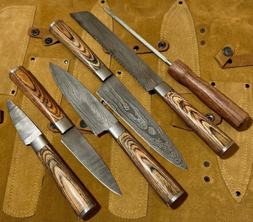 Køkkenkniv - Køkkenknivsæt (0126) - Eksotisk træhåndtag og 1095/15N20 foldet stål. - Storbritannien - Køkkenknivsæt #4.3