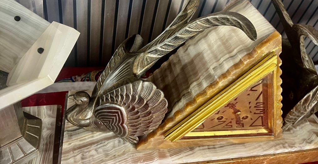 fireplace pendulum clock  (3) - F-Exacta -   Natural onyx, patinated metal (maillechort), and gilded bronze elements. - 1920-1930 - Egyptian-inspired style clock #3.2