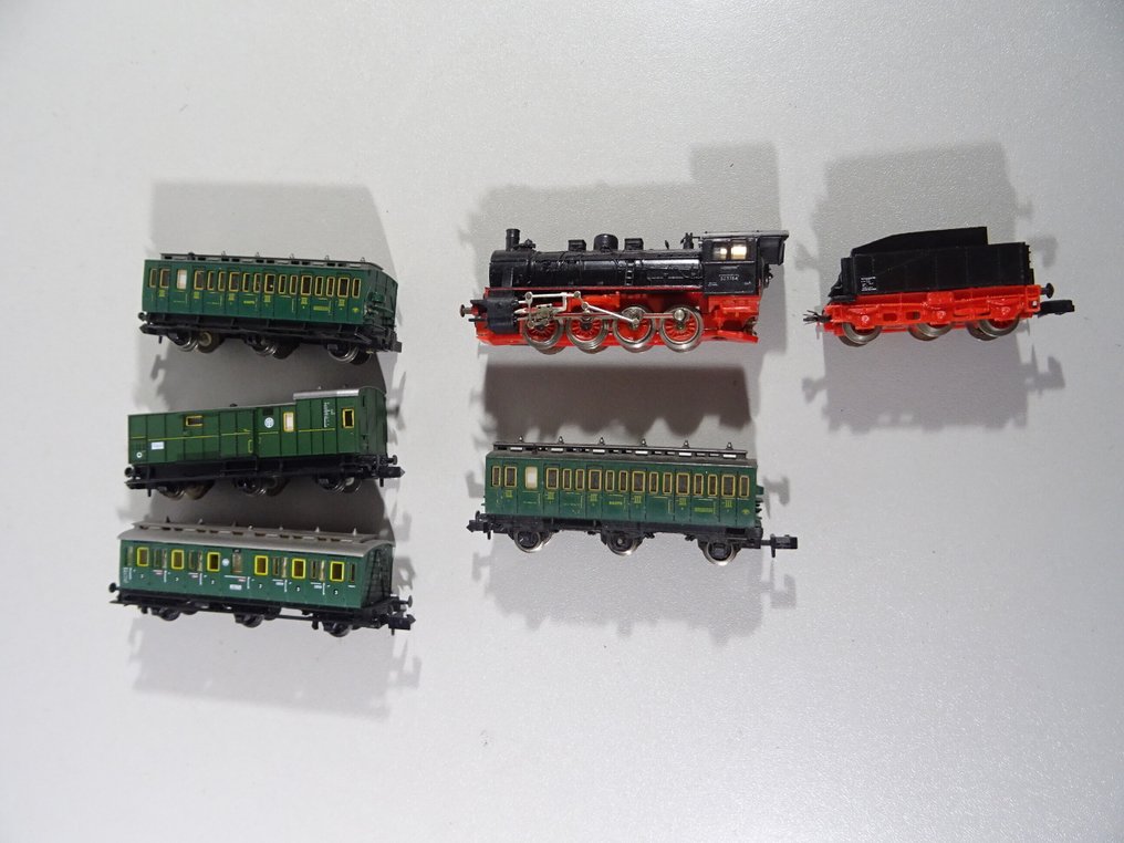 Fleischmann, Piko N轨 - 带煤水车的蒸汽机车 (5) - 蒸汽机车,驾驶室端 BR 55 3784 及 4 辆近距离运输车 #1.0