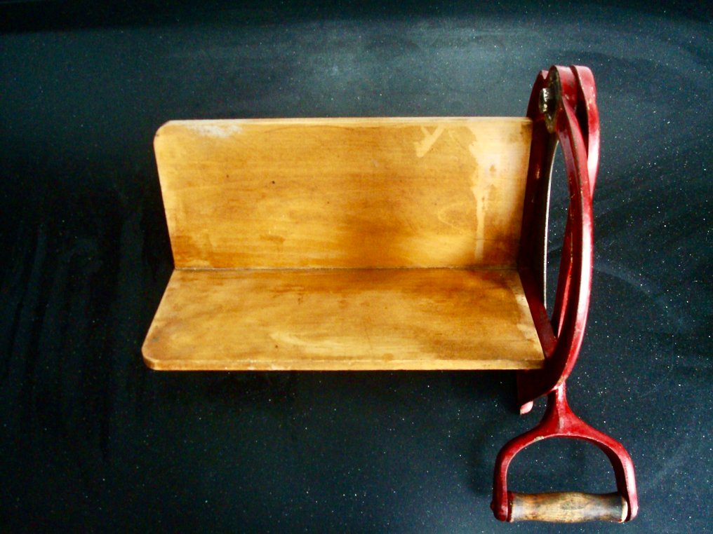 Ginge - Bread slicer - Beech wood, R.V.S., steel. #4.3