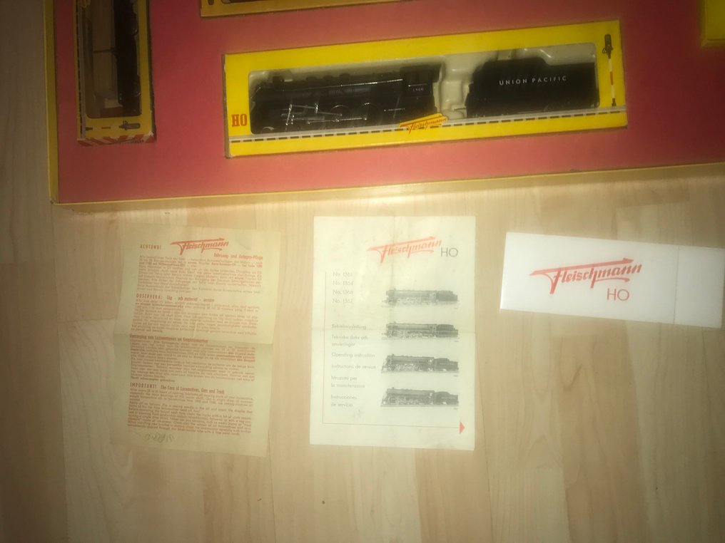 Fleischmann H0 - 366 / 4 G - 電氣火車 (5) - Fleischmann 美国火车套装 366 / 4 G 蒸汽机车 1366 铸件,配备 4 辛迪加车厢,原包装 - Union Pacific Railroad #3.2