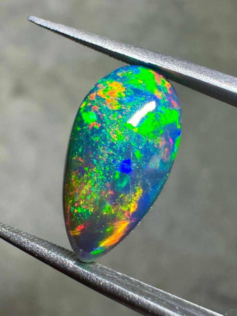 来自埃塞俄比亚的天然黑欧泊，烟熏色。重3.76克拉。 梨形宝石 - 高度: 17.15 mm - 闊度: 9.1 mm- 0.75 g #1.0