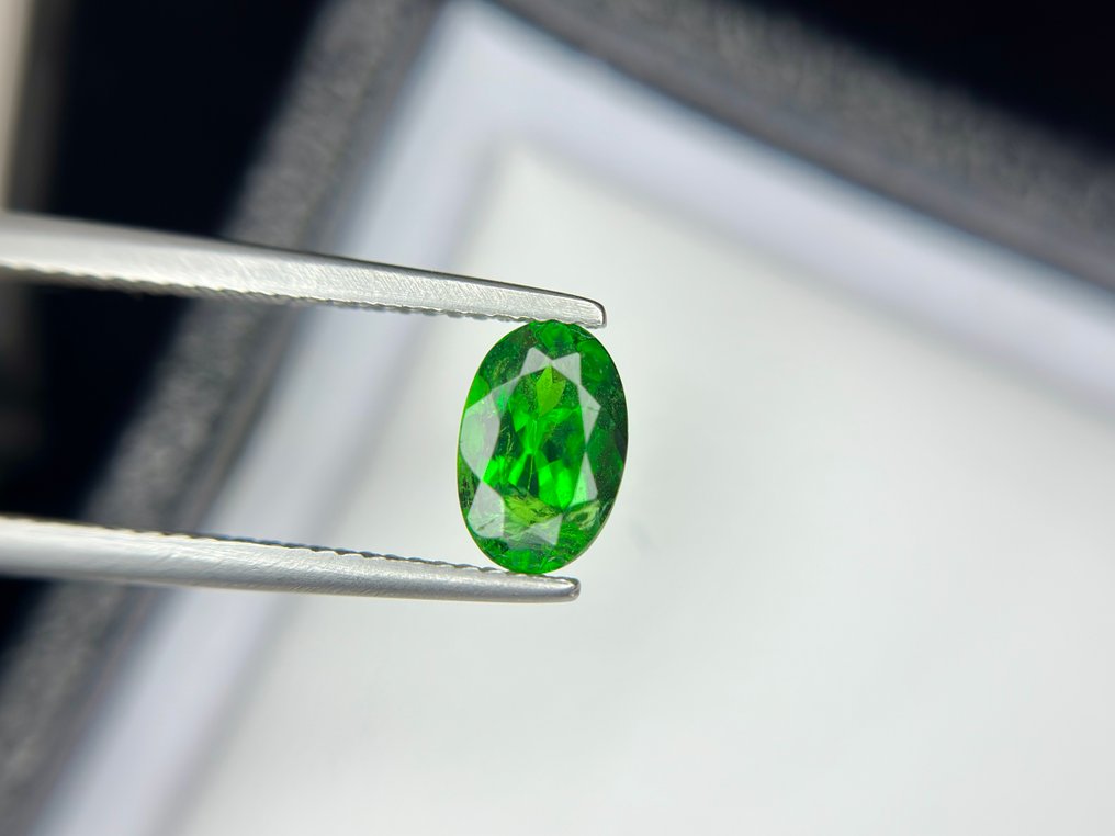 χωρίς τιμή ασφαλείας - 1 pcs  Πράσινο Τσαβορίτης  - 1.48 ct - Διεθνής Ένωση Έγχρωμων Πολύτιμων Λίθων (ICA GemLab) - Εντυπωσιακό πράσινο λάμποντας. #3.2