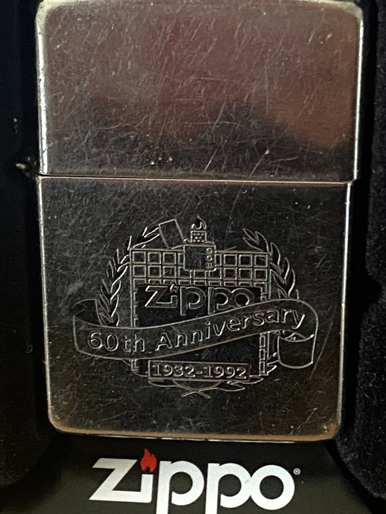Zippo - ZIPPO 60 TH ANNIVERSARY 1932-1992 - gravé - Ingen mindstepris - Lighter - Stål (rustfrit), Messing #1.0