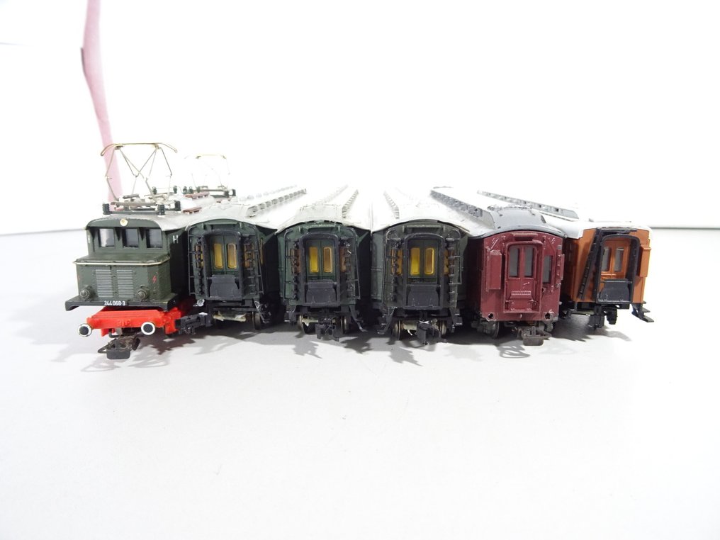 Piko, Schicht H0 - Ηλεκτροκίνητη ατμομηχανή (1) - E Lok BR 244 με 5 επιβατικά βαγόνια της DR. - DB #4.3