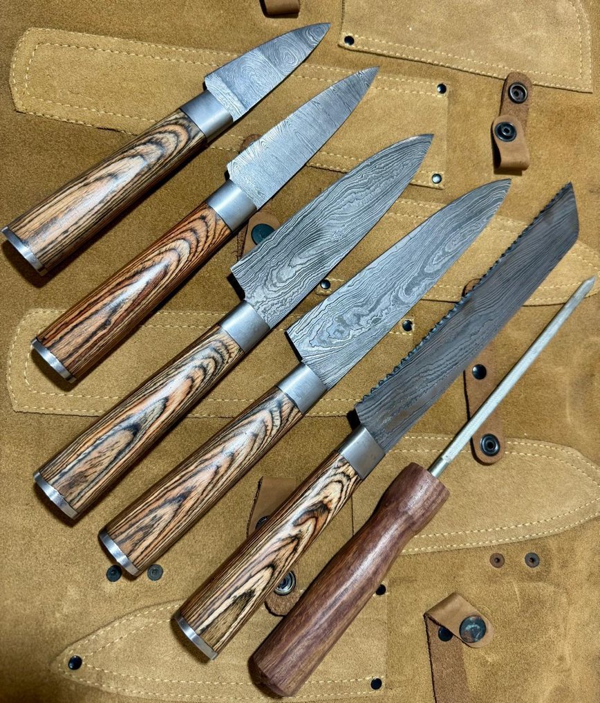 Køkkenkniv - Køkkenknivsæt (0126) - Eksotisk træhåndtag og 1095/15N20 foldet stål. - Storbritannien - Køkkenknivsæt #2.1