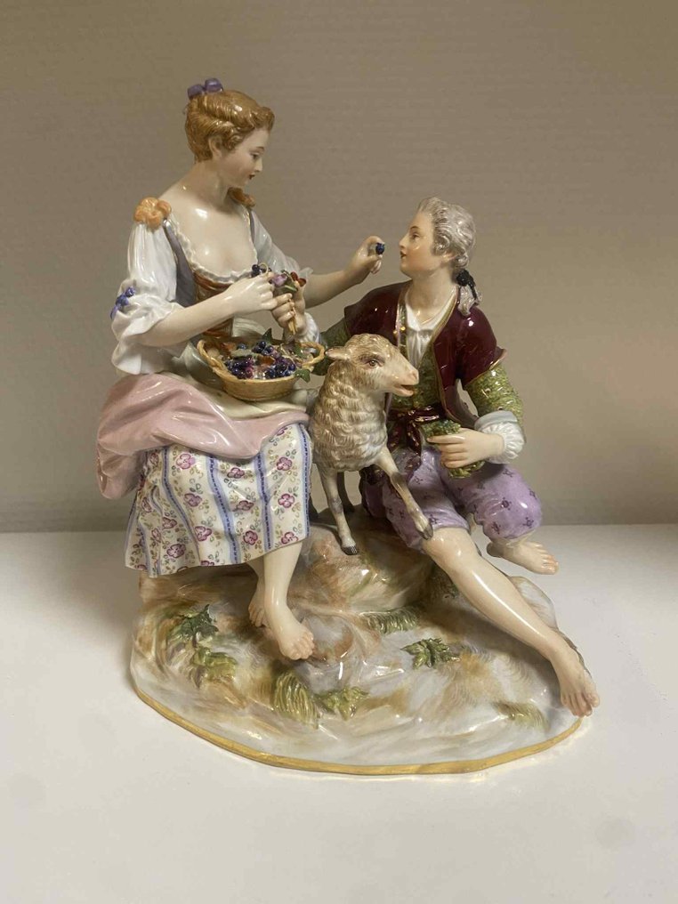 Meissen - Michel Victor Acier 1769 - Figure - 20cm ''Schäfergruppe mit Weintraubenkorb auf Erdsockel'' um 1900 - Porcelaine #2.1