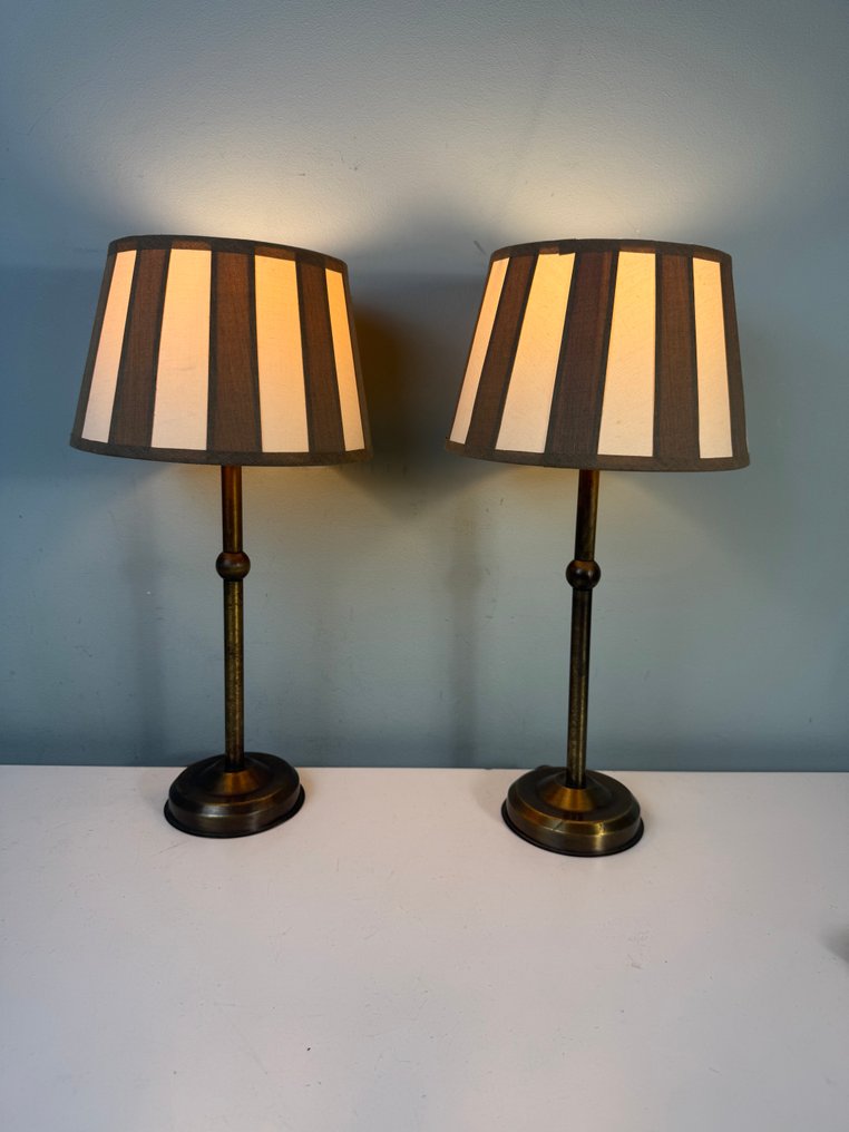 Φωτιστικό (2) - Εκλεπτυσμένο σετ λαμπτήρων δαπέδου με ριγέ καλύμματα για ένα κομψό εσωτερικό - Ορείχαλκος #1.0