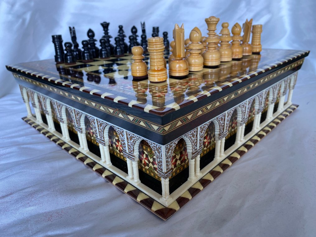 Chess set - Impressive vintage Alhambra chess table - handcrafted in bone and wood. #1.0