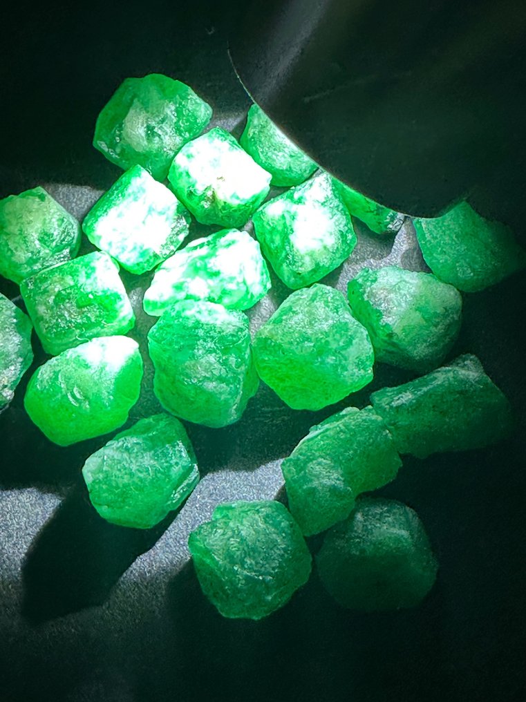 Emerald Amazing Pieces! Muzo Top Green Crystals. AAA+++ Quality. 58 Ct. , Sparkling Pieces, %100 - Height: 10 mm - Width: 6 mm- 11.6 g #1.0